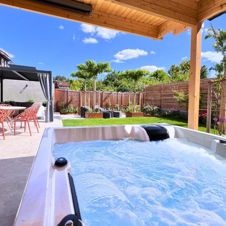 Gartencharlet Design-Ferienhaus mit privater Sauna & Whirlpool in Bayern – WolkenGuckerei