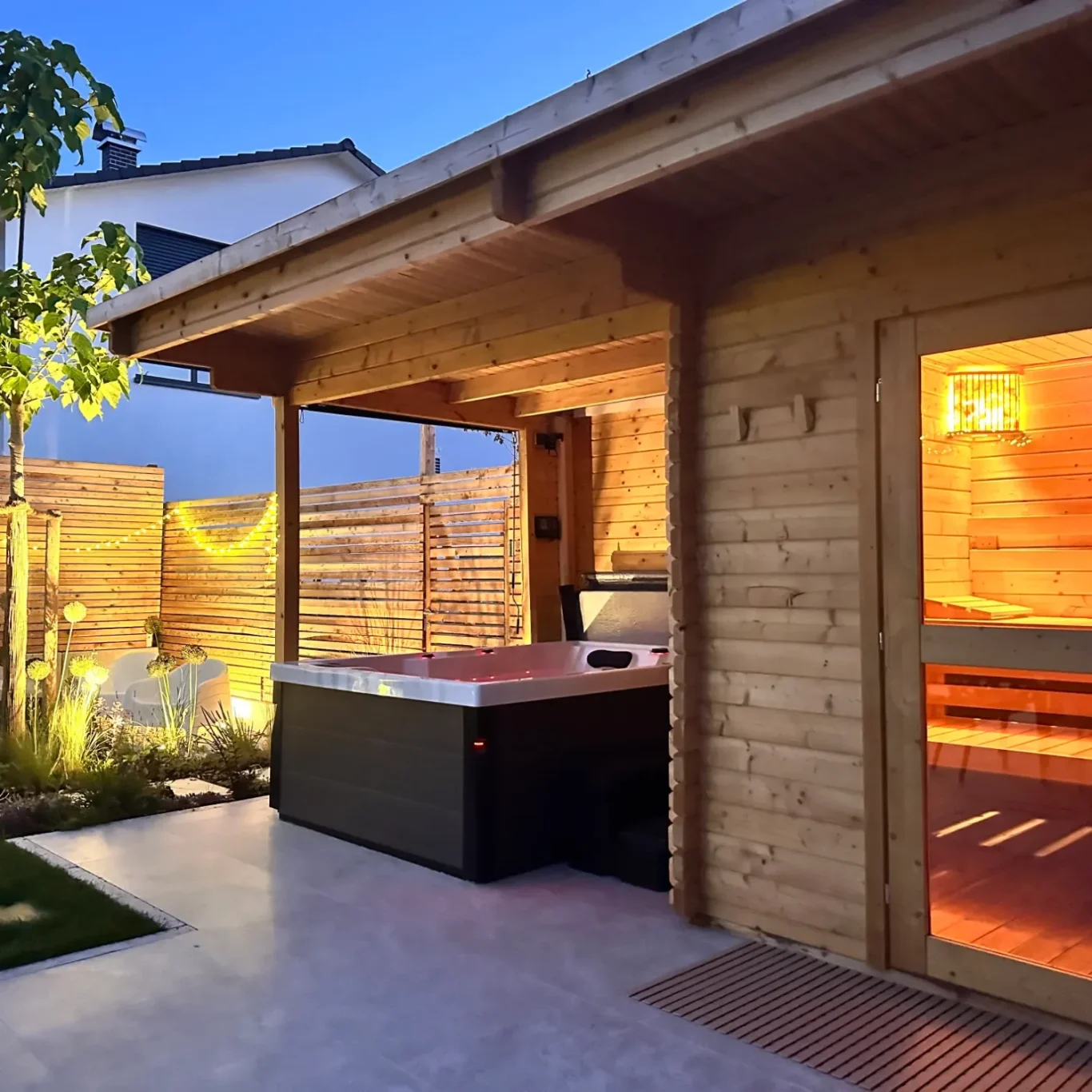 SPA Privater Spa mit Sauna und Whirlpool im WolkenGarten der WolkenGuckerei – Ruhe und Design im Abendlicht.