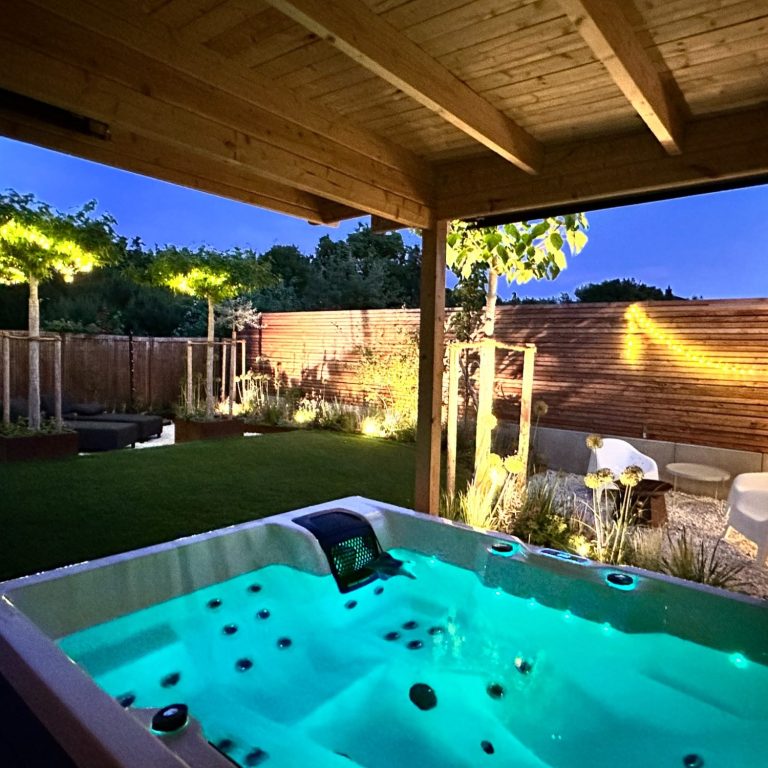 Whirlpool bei Nacht Privater Spa mit Licht und Raum – Design-Ferienhaus WolkenGuckerei in Markt Erlbach