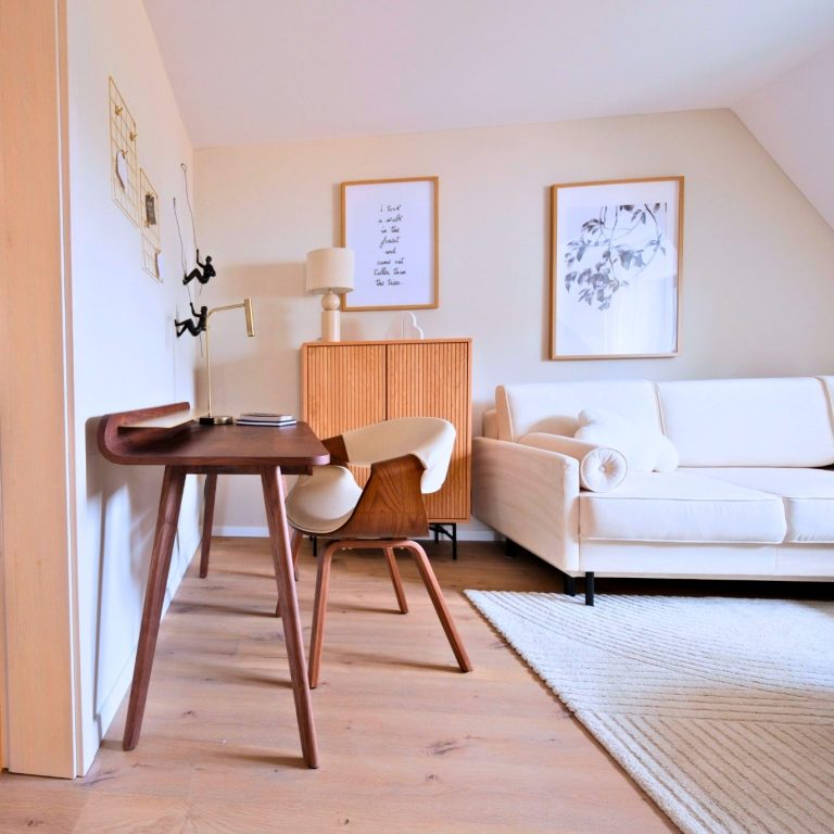 Wohnzimmer WolkenGarten Modernes Interieur mit warmen Materialien und Technik – WolkenGuckerei Bayern