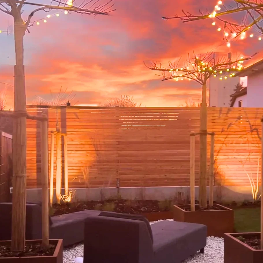 Sonnenliegen Sonnenliegen im Garten der WolkenGuckerei bei Sonnenuntergang – Entspannung und Licht im privaten Spa in Markt Erlbach.