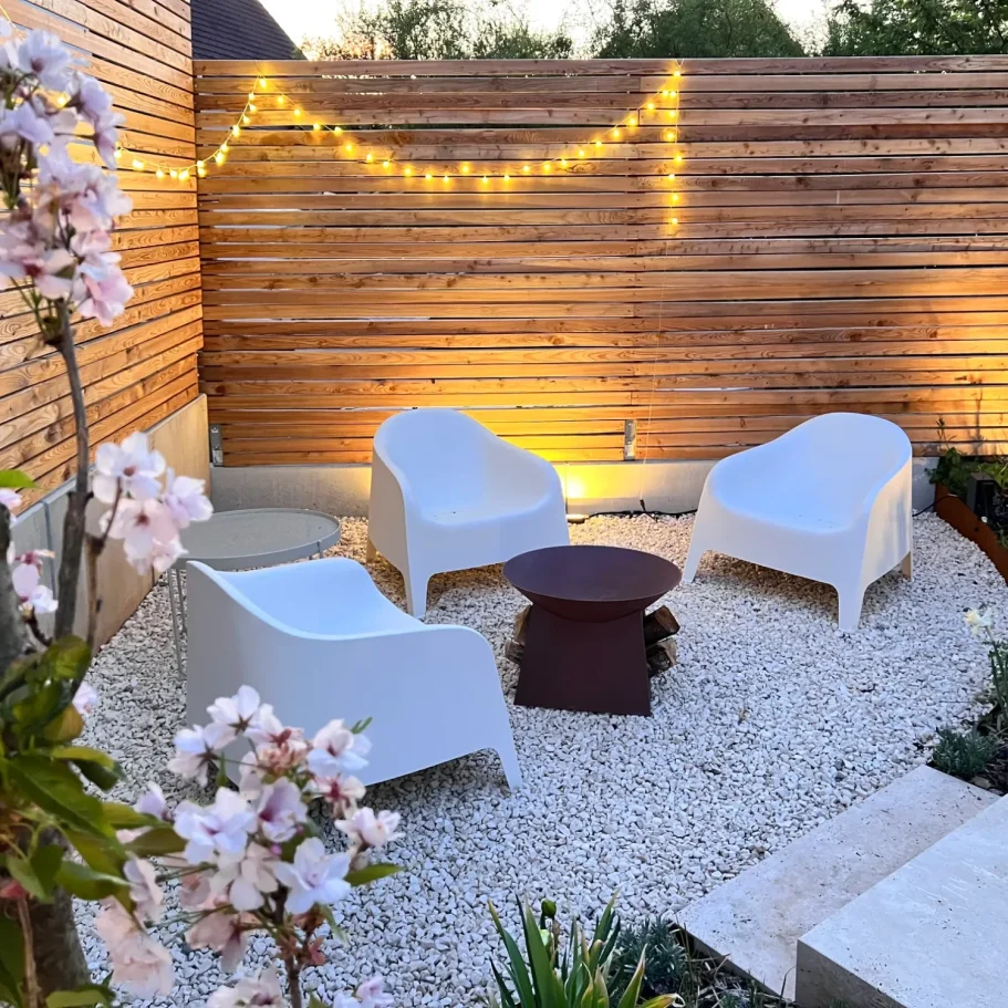 Feuerterrasse Gartenlounge der WolkenGuckerei mit Lichterkette und Blüten – Auszeit im privaten Spa mit Design und Ruhe.